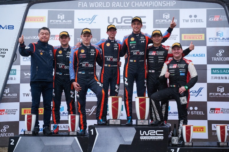 (왼쪽부터) 현대자동차 모터스포츠법인장 김선평 상무, 2위에 오른 현대차 월드랠리팀 소속 코드라이버 마틴 야르베오야(Martin Järveoja)와 오트 타낙(Ott Tänak), 우승을 차지한 현대차 월드랠리팀 소속 코드라이버 마틴 비데거(Martijn Wydaeghe)와 티에리 누빌(Thierry Neuville), 3위에 오른 도요타팀 소속 다카모토 가츠타(Takamoto Katsuta)와 코드라이버 아론 존스턴(Aaron Johnston).(사진=현대자동차)