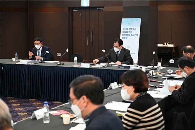이재유 출입국‧외국인정책본부장이 토론회 참석자들과 대화하고 있다.(사진제공=법무부)