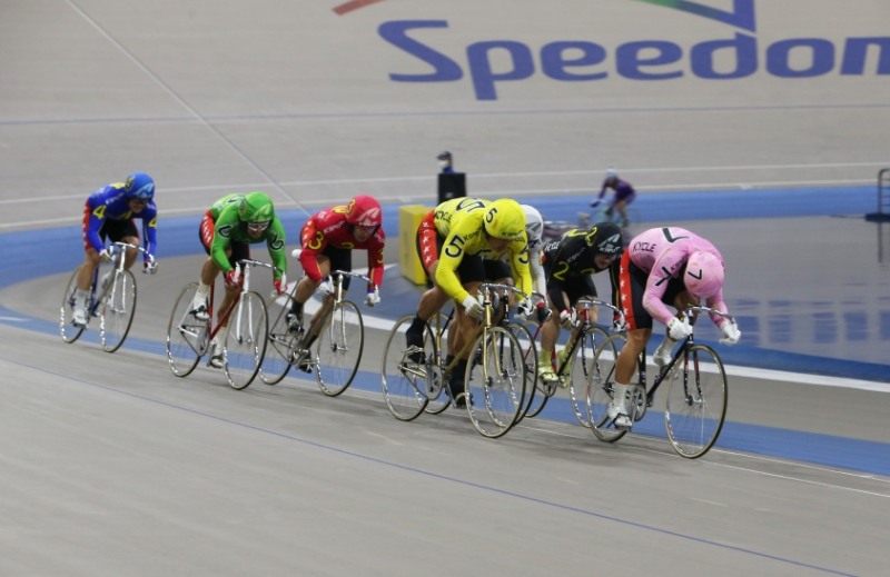 광명스피돔에서 선수들이 결승선을 향해 질주하고 있다. (사진=국민체육진흥공단)