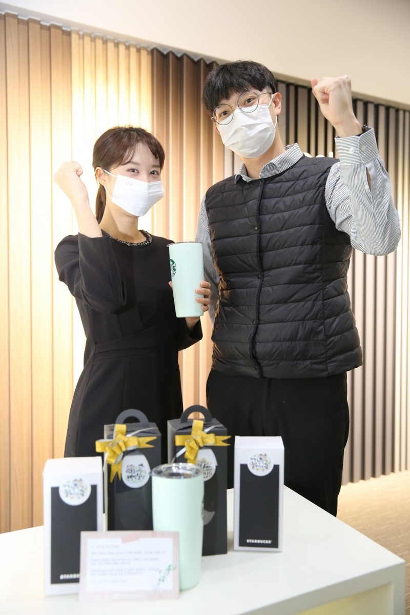 동국제강 임직원들이 임직원 수험생 자녀에게 전달될 응원 선물과 함께 기념사진을 촬영하고 있다.(사진=동국제강)