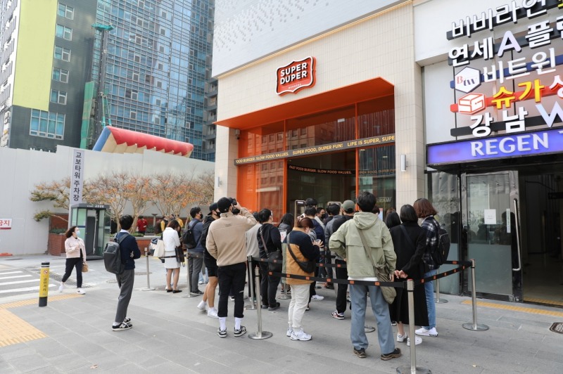 [생활경제 이슈] bhc그룹 '슈퍼두퍼’ 오픈 2주만에 버거 2만 개 판매 돌파 外