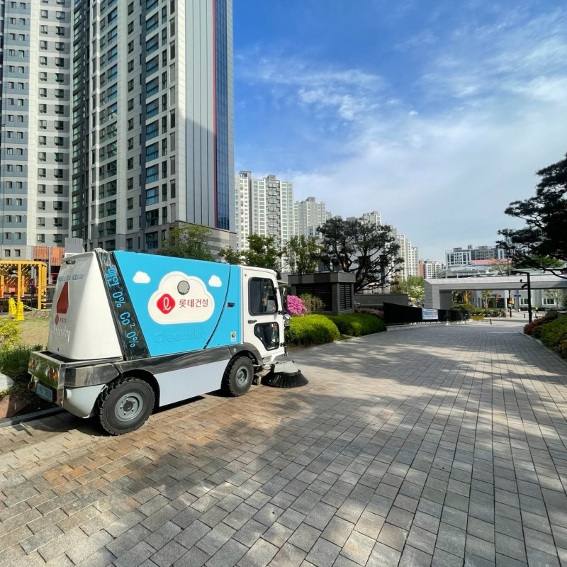 롯데건설이 아파트 단지내 친환경 전기 청소차를 운영 중이다.(사진=롯데건설)
