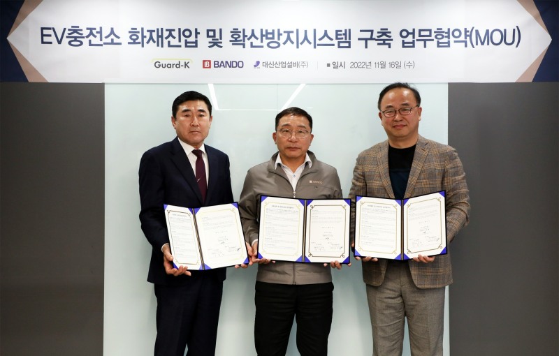 반도건설 이정렬 시공부문대표(사진 가운데)와 가드케이 조욱래 대표(사진 오른쪽), 대신산업설비 김재업 대표.(사진=반도건설)