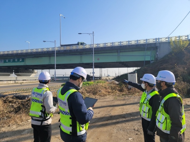 신원규 국토안전관리원 기반시설본부장(오른쪽에서 두 번째)이 일산대교 정밀안전진단 현장을 살펴보고 있다.(사진=국토안전관리원)
