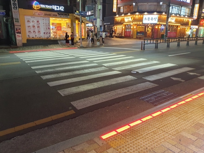 바닥형 신호등 설치 모습.(사진제공=부산 금정구)