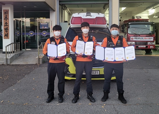 좌측부터 소방교 박기환, 소방교 박민우, 소방장 박상준.(사진제공=진주소방서)