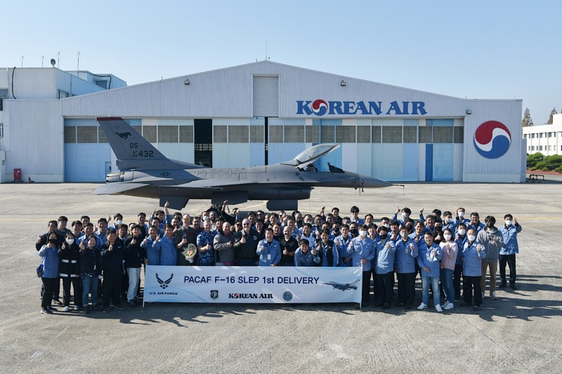 대한항공이 지난 18일 미 공군 F-16 수명 연장 사업의 초도 항공기를 성공적으로 출고했다.(사진=대한항공)