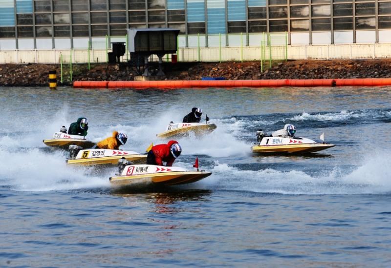 미사리경정장에서 문안나 선수(1번 흰색유니폼)가 턴마크를 돌며 경합을 벌이고 있다. (사진=국민체육진흥공단)