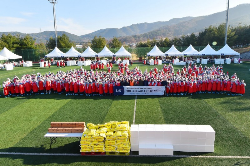 LS그룹(회장 구자은)이 지난 19일 그룹 연수원인 LS미래원에서 경기도 안성시와 함께 ‘사랑의 김장 나누기’ 행사를 개최하고, 안성시내 사회복지시설과 소외계층 약 700가구에 김치 5,000여 포기, 쌀 470포대(10kg1포대), 토종벌꿀 100단지(0.5kg1단지) 등을 전달했다. (사진=LS그룹)