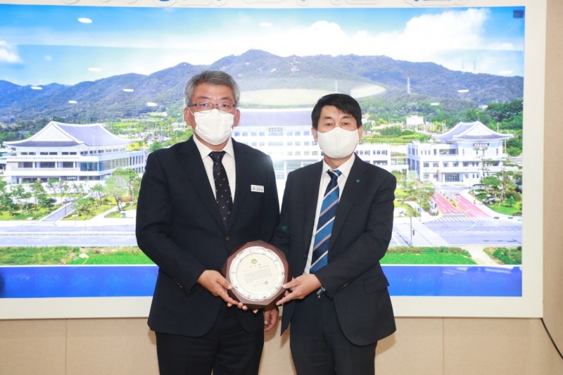 신원규 국토안전관리원 기반시설본부장(오른쪽)과 김학동 예천군수(왼쪽)가 감사패 수여식 후 기념촬영을 하고 있다.(사진=국토안전관리원)