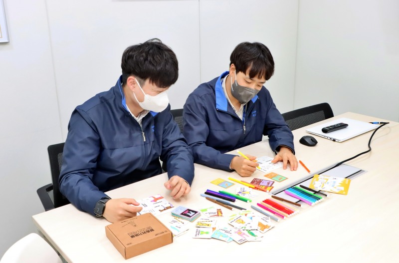 포스코O&M 직원들이 발달장애 아동 재활치료 지원과 인식 개선을 위한 KIT 제작에 참여하고 있다.(사진=포스코O&M)