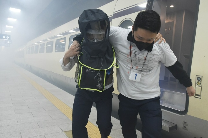 수서역 초기대응반이 재호흡을 이용한 인명구조용 산소마스크를 활용해 사상자 구조활동을 펼쳤다.(사진=SR)