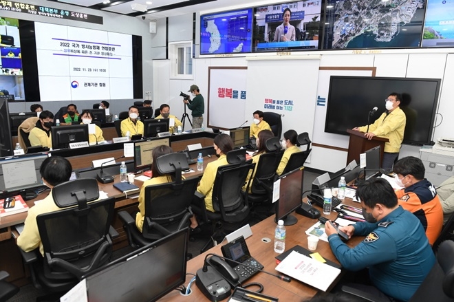 정종복 기장군수가 방사능방재 도상훈련을 주재하고 있다.(사진제공=부산 기장군)