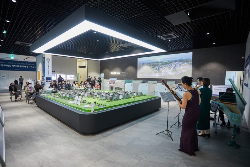 서울바로크앙상블이 포레나 제주에듀시티 견본주택에서 연주를 하고 있다.(사진=한화 건설부문)