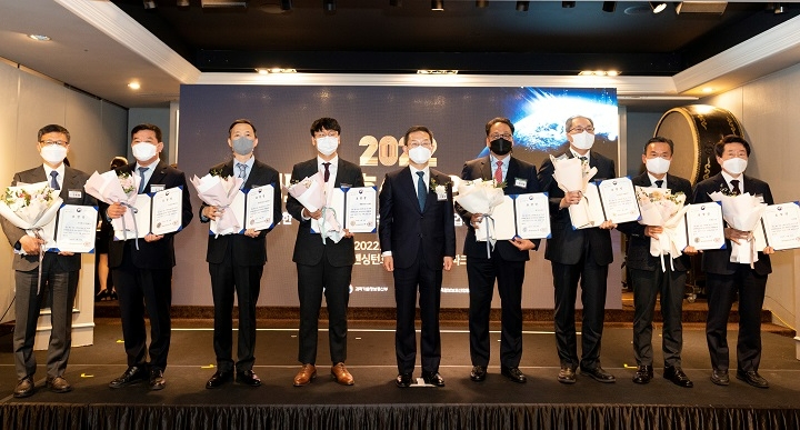 (왼쪽에서 두 번째)최덕율 SR 부사장, (다섯 번째) 이종호 과기정통부장관.(사진=SR)