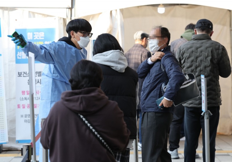 21일 오전 서울 노원구보건소 코로나19 선별진료소를 찾은 시민들이 의료진의 안내를 받고 있다. 사진=연합뉴스