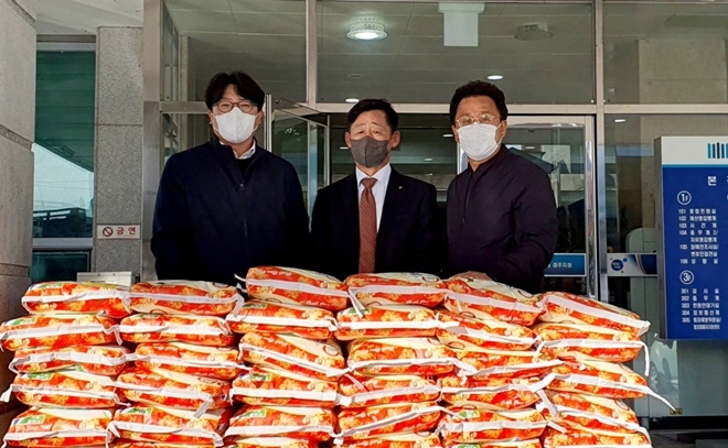 (사진왼쪽부터) 문현철 대구지검 경주지청장, 이명호 경주범죄피해자지원센터 위원, 김정석 경주범죄피해자지원센터 사무처장.(사진제공=경주범죄피해자지원센터)