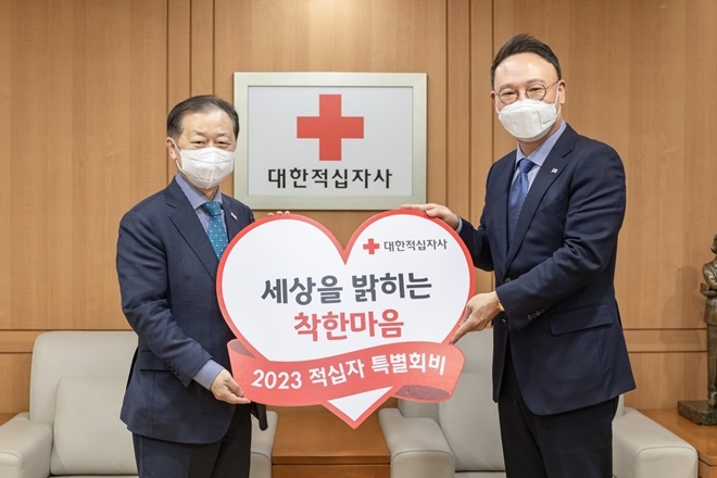 적십자 특별회비 전달식.(왼쪽 대한적십자사 신희영 회장, 오른쪽 대통령비서실 안상훈 사회수석). (사진제공= 대한적십자사)