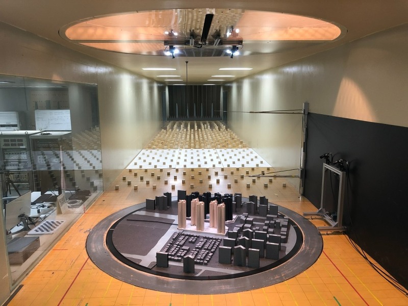 대우건설 기술연구원 풍동실험동내 설치된 영상기반 구조물 변위계측시스템.(사진=대우건설)