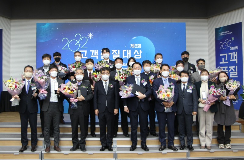 제8회 고객품질대상 수상자들이 기념촬영을 하고 있다.(사진=LH)