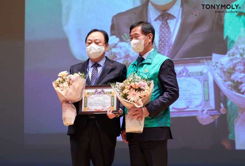 착한 영향력을 전파하는 토니모리가 안양시 새마을회와 함께 국제 교류 사업의 일환으로 라오스에 1억 원 상당 기부를 한 공로를 인정받아 라오스 농림청장으로부터 감사장을 받았다. (사진=토니모리)
