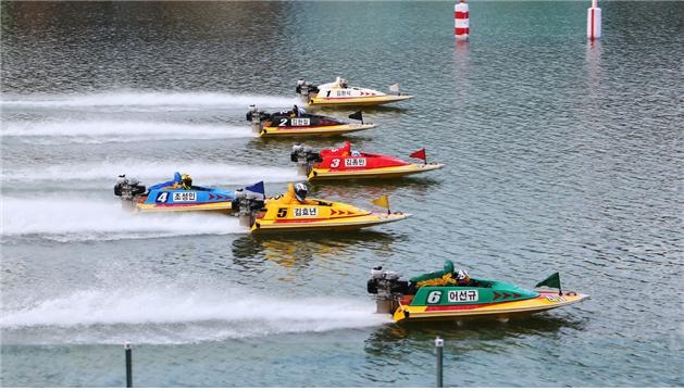 미사리경정장에서 선수들이 플라잉스타트로 경주를 출발하고 있다. (사진=국민체육진흥공단)