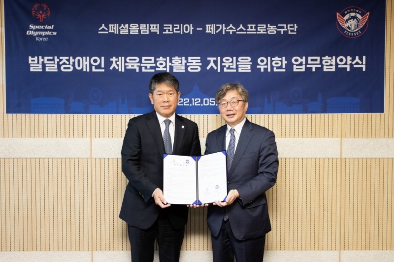 대구 한국가스공사 페가수스 프로농구단은 5일, 사단법인 스페셜올림픽코리아와 ‘발달장애인 농구 활동 발전을 위한 협약식’을 체결했다(오른쪽 채희봉 가스공사 사장). (사진=한국가스공사)