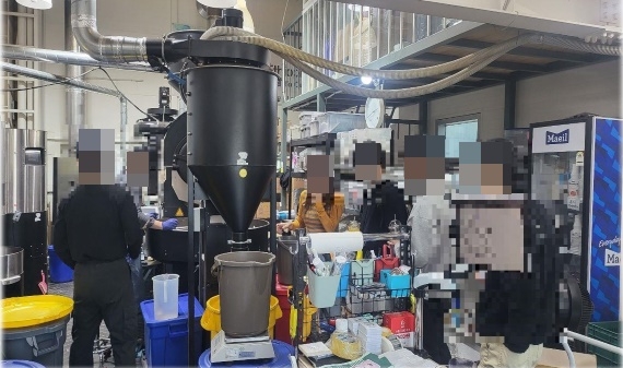 커피제조 공장을 견학하고 있는 모습.(사진제공=천안보호관찰소)