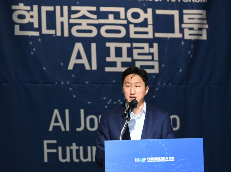 HD현대 정기선 사장이 6일(화) 서울대학교 글로벌공학교육센터에서 개최된 AI 분야 산학연 포럼 ‘현대중공업그룹 AI포럼’(HAIF)에 참석해 개회사를 하고 있다.(사진=현대중공업그룹)