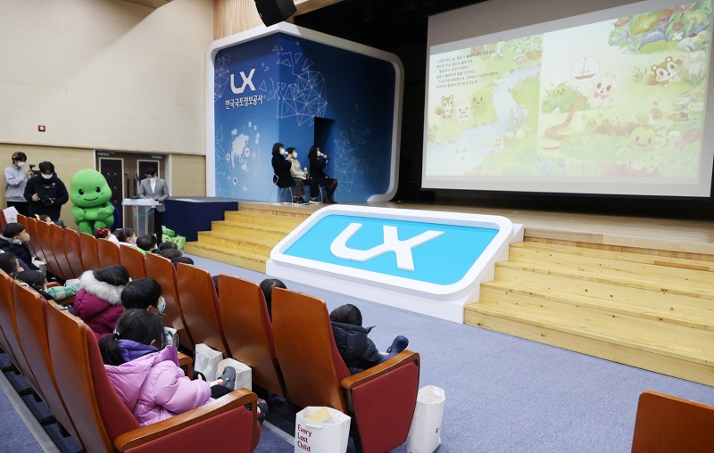6일 LX한국국토정보공사에서 열린 LX창작동화 북 콘서트 ‘책 읽어주는 랜디’에서 참석한 아이들이 ‘랜디! 둥둥이를 찾아줘’ 구연동화를 듣고 있다. (사진= LX한국국토정보공사)