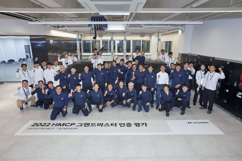 ‘2022 그랜드마스터 인증 평가’에 응시한 최우수 엔지니어들이 현대차 서울 글로벌러닝센터에서 기념 촬영을 하는 모습.(사진=현대자동차)
