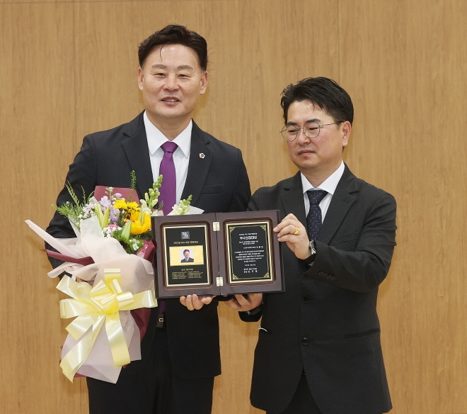 최종현 의원(좌측)이 경기도일간기자단이 주최한 ‘2022년 의정‧행정대상’에서 2022년 우수 의정대상을 수상하고 기념촬영을 하고 있다.