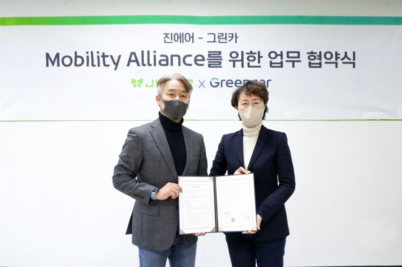 그린카 문소영 CSO(오른쪽)와 진에어 이장훈 마케팅본부장.(사진=그린카)