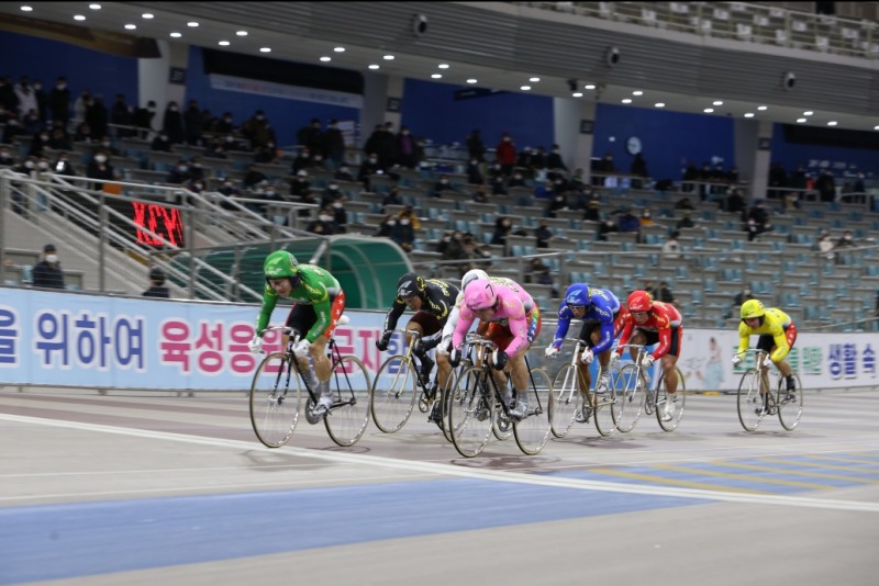 지난해 그랑프리경륜 결승전에 출전한 선수들이 경주를 펼치고 있다. (사진=국민체육진흥공단)