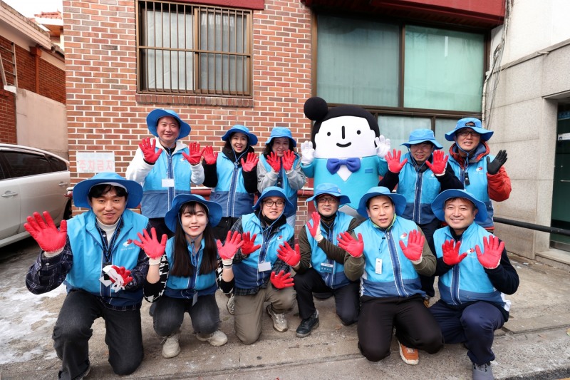 대우건설 임직원들이 봉사활동을 실시하기 위해 사진을 찍고 있다.(사진=대우건설)