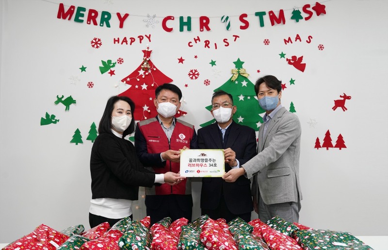 (왼쪽부터) 행복한지역아동센터 김지연 센터장, 롯데건설 공성태 상무, 광진구청 강선경 아동청소년과장, 초록우산어린이재단 차동범 나눔사업팀장이 기증판 전달식에 참여해 사진을 촬영하고 있다.(사진=롯데건설)