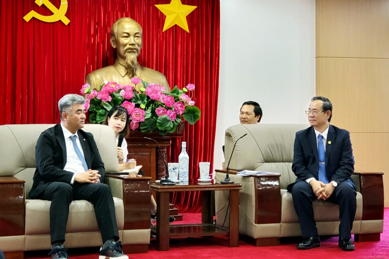 정원주 부회장이 베트남 빈즈엉성에서 응우옌 반 자잉(nguyen van danh) 부성장을 접견하고 있다.(사진=대우건설)