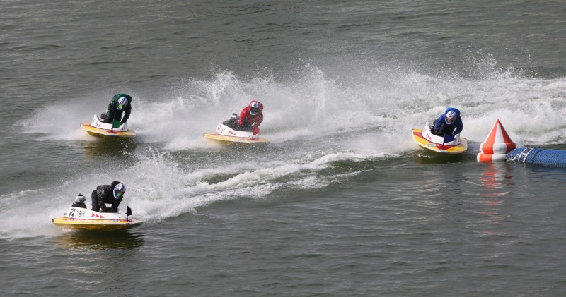 경주에 출전한 선수들이 전법을 구사하며 턴마크를 돌고 있다. (사진=국민체육진흥공단)