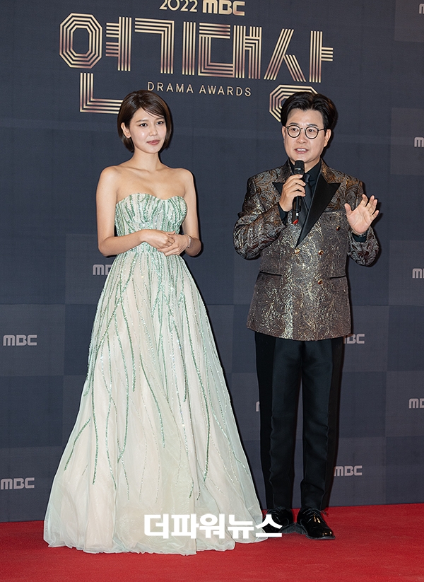 최수영-김성주, 2022 MBC 연기대상 레드카펫