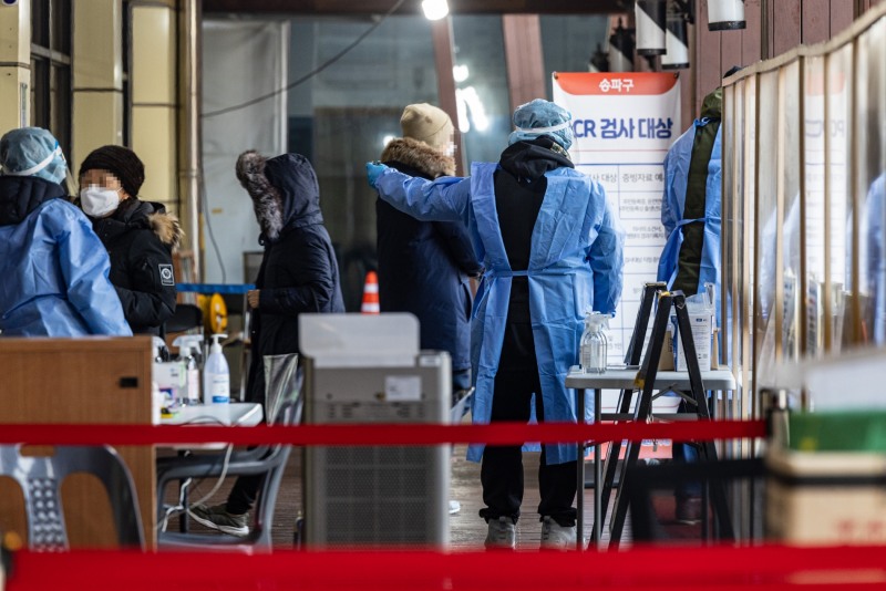 지난달 30일 오전 서울 송파구 보건소 선별검사소를 찾은 시민들이 보건소 관계자에게 코로나19 PCR 안내를 받고 있다.(사진=연합뉴스)