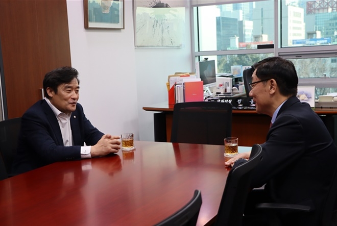 정동만 의원(사진왼쪽)이 국토부 2차관과 면담을 갖고 있다.(사진=정동만 의원실)