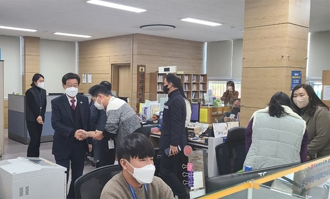 정종복 기장군수가 정관읍사무소를 방문하여 직원들을 격려하고 있다.(사진제공=부산 기장군)