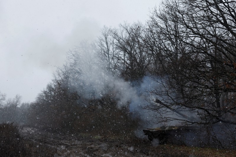 사진=연합뉴스 우크라이나 제80공중강습여단의 곡사포 탱크가 대응사격하는 모습