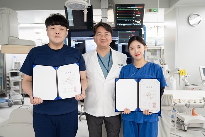 (왼쪽 부터) 강동근 팀장, 최재훈 진료부장, 장정윤 직원.(사진제공=부산부민병원)