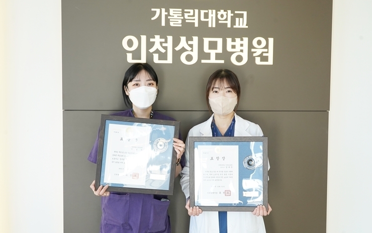 인천성모병원 이은화 간호사(좌), 김옥산 응급구조사(우). 사진=인천성모병원