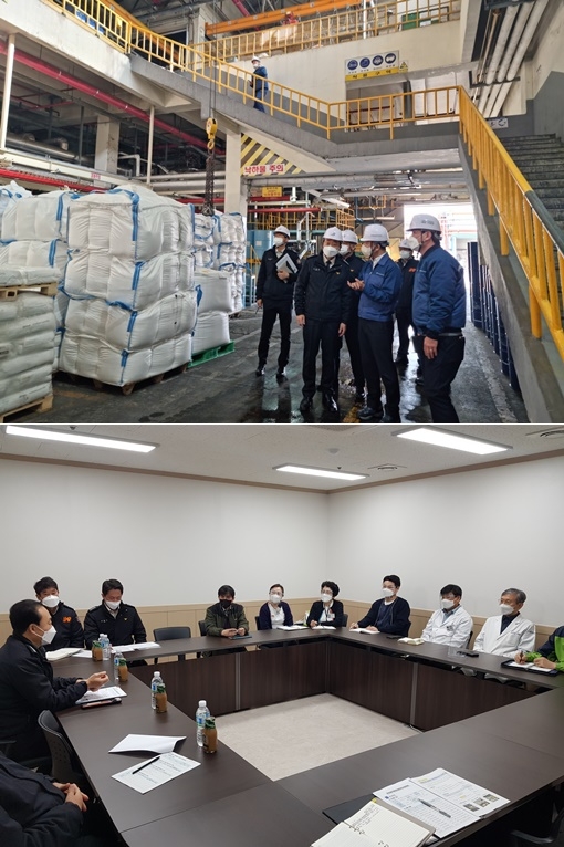 이진호 부산사하소방서장이 화재안전 중점관리대상 2곳을 방문해 당부의 말을 전하고 있다. (사진제공=부산소방재난본부)