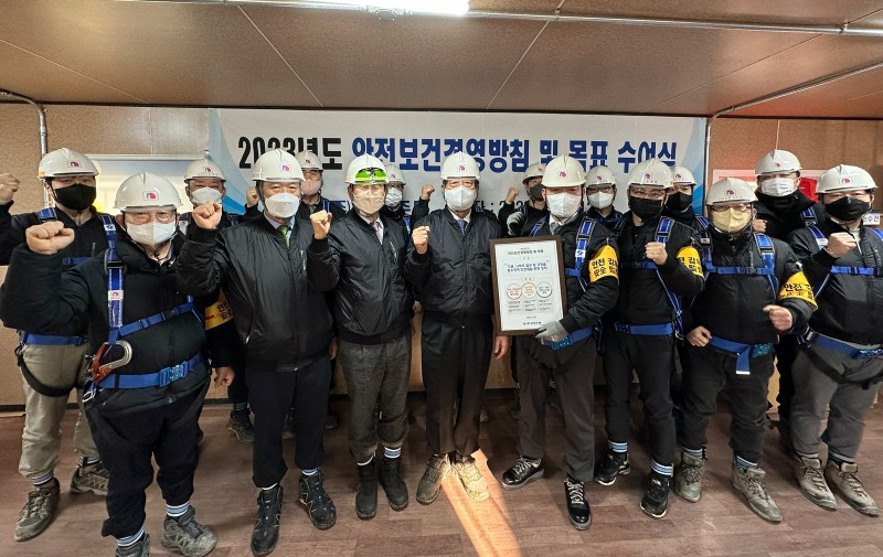 최양환 부영그룹 대표이사(앞 줄 왼쪽에서 네 번째)를 비롯한 임직원들이 중대산업재해 예방을 위한 다짐을 하고 있다.(사진=부영그룹)