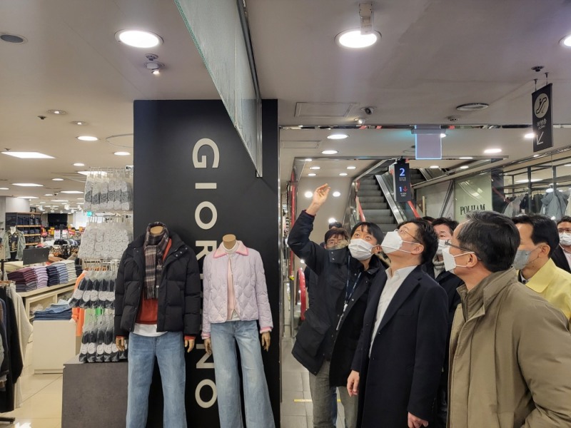 NC백화점 야탑점 현장점검을 진행하는 오병권 행정1부지사