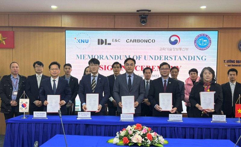 (왼쪽부터) 카본코 사업수행실 김영호 부장, DL이앤씨 플랜트사업본부 김동현 실장, 강원대학교 최성웅 부총장, 하노이광업지질대학교 탕 하이 쩐(Thanh Hai Tran) 총장, 탄소광물화플래그십사업단 안지환 단장.(사진=DL이앤씨)