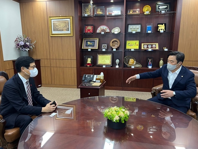 정동만 의원(우측)이 1월 12일 송상근 차관과 면담을 하고 있다.(사진제공=정동만의원실)